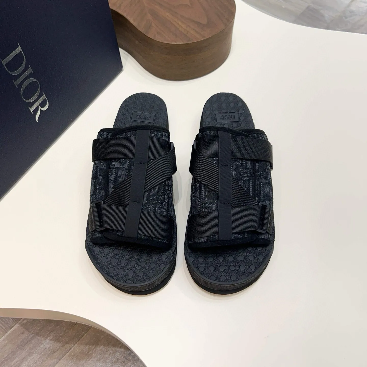 Factory price: 280💰Dior Alias ​​men's leather slippers. This Alias ​​sandal is a new summer product, showing a casual and elegant style. Carefully crafted from grained cow leather and Oblique printed fabric, with cowhide lining! Cross-strap design with metal-clad brass CD Diamond logo. The imported cowhide leather and rubber sole adds sophistication and comfort, while Oblique print-effect anti-slip panels add style. Size: 38-44 (45 customized)